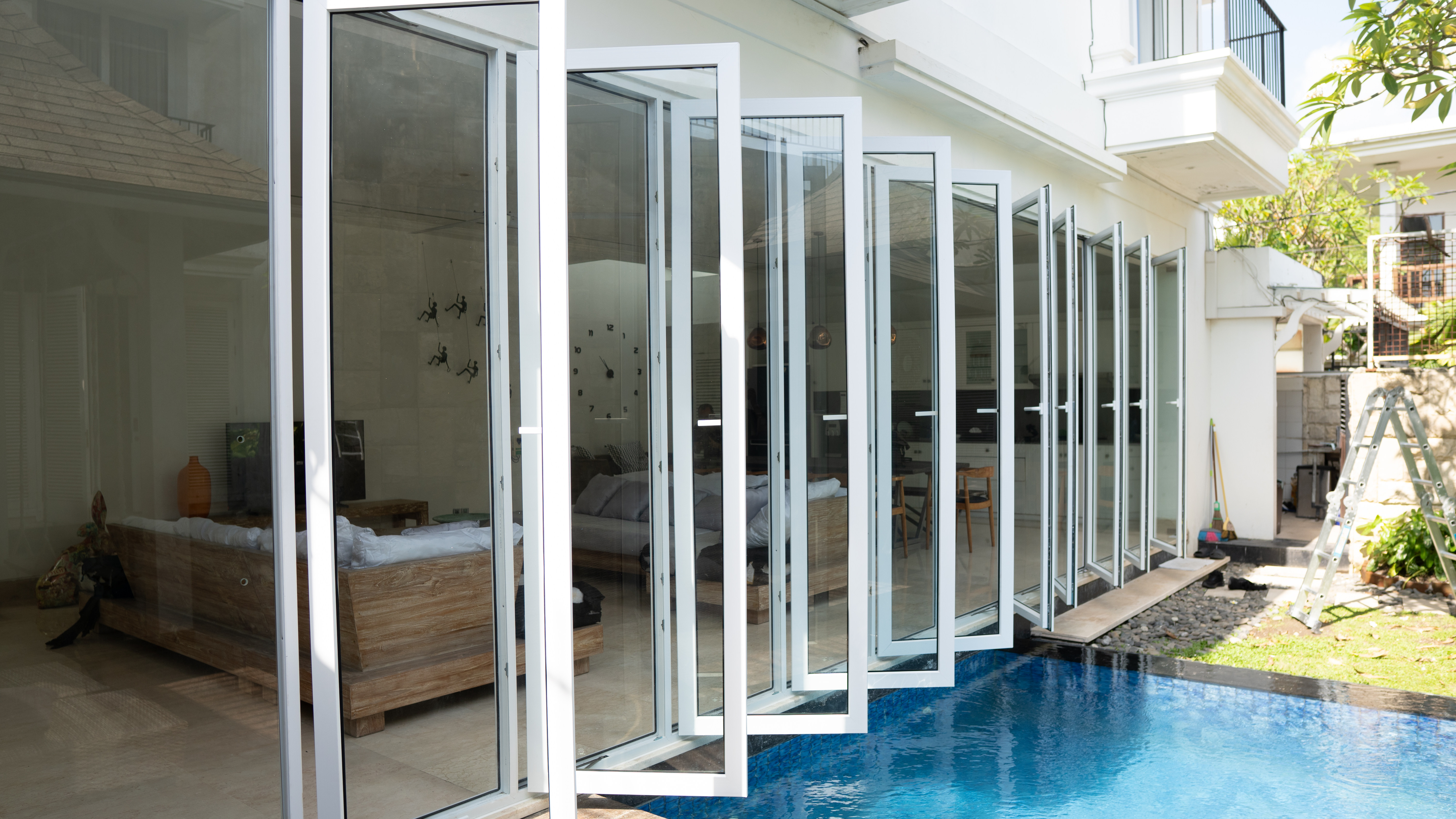 Jendela swing UPVC dari Surabaya (Windoor1) hadir dengan desain elegan, tahan rayap, dan kedap suara. Cocok untuk hunian tropis di Surabaya, awet & minim perawatan.